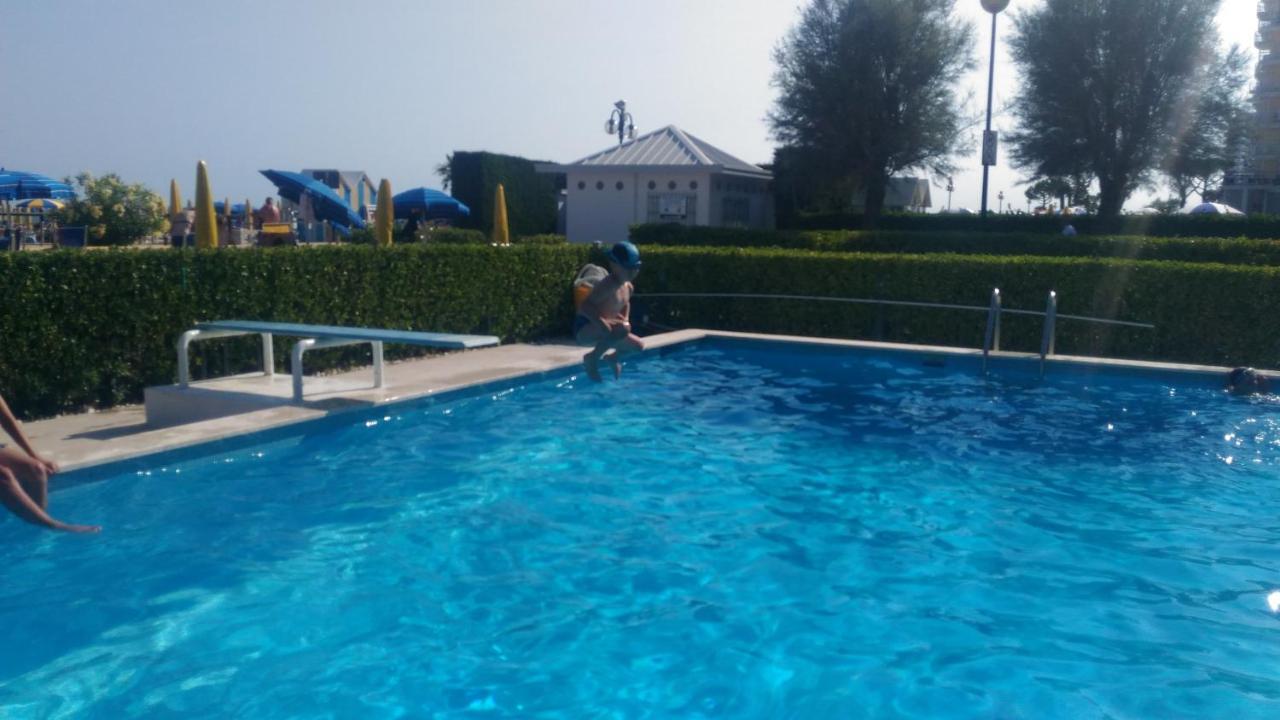 Blue Moon Penthouse Appartement Lido di Jesolo Buitenkant foto