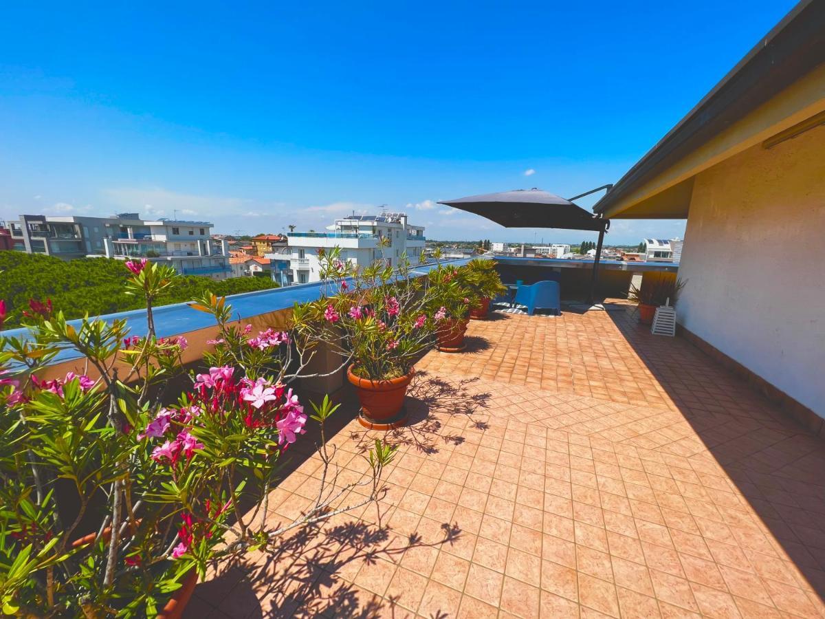 Blue Moon Penthouse Appartement Lido di Jesolo Buitenkant foto
